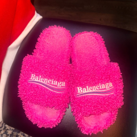 BALENCIAGA PINK FUZZY FAUX FUR SLIPPERS?!? - Picture 1 of 9